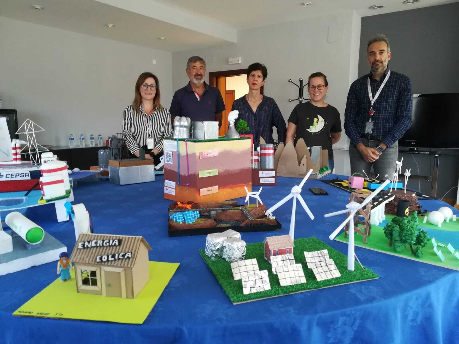 El jurado de los premios junto a varios de los proyectos presentados.