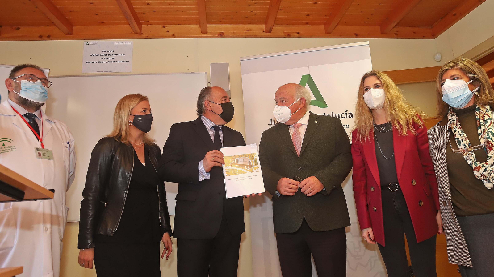 Visita de Jesús Aguirre al hospital Punta Europa en Algeciras