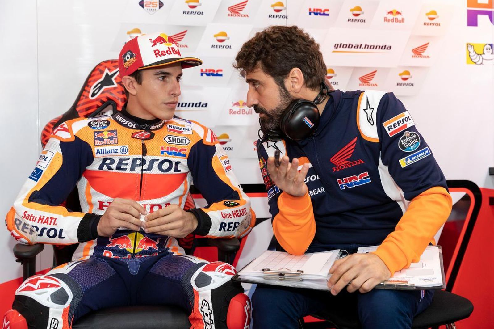 Santi Hernández, jefe de mecánicos de Marc Márquez, en el box con el campeón del mundo.