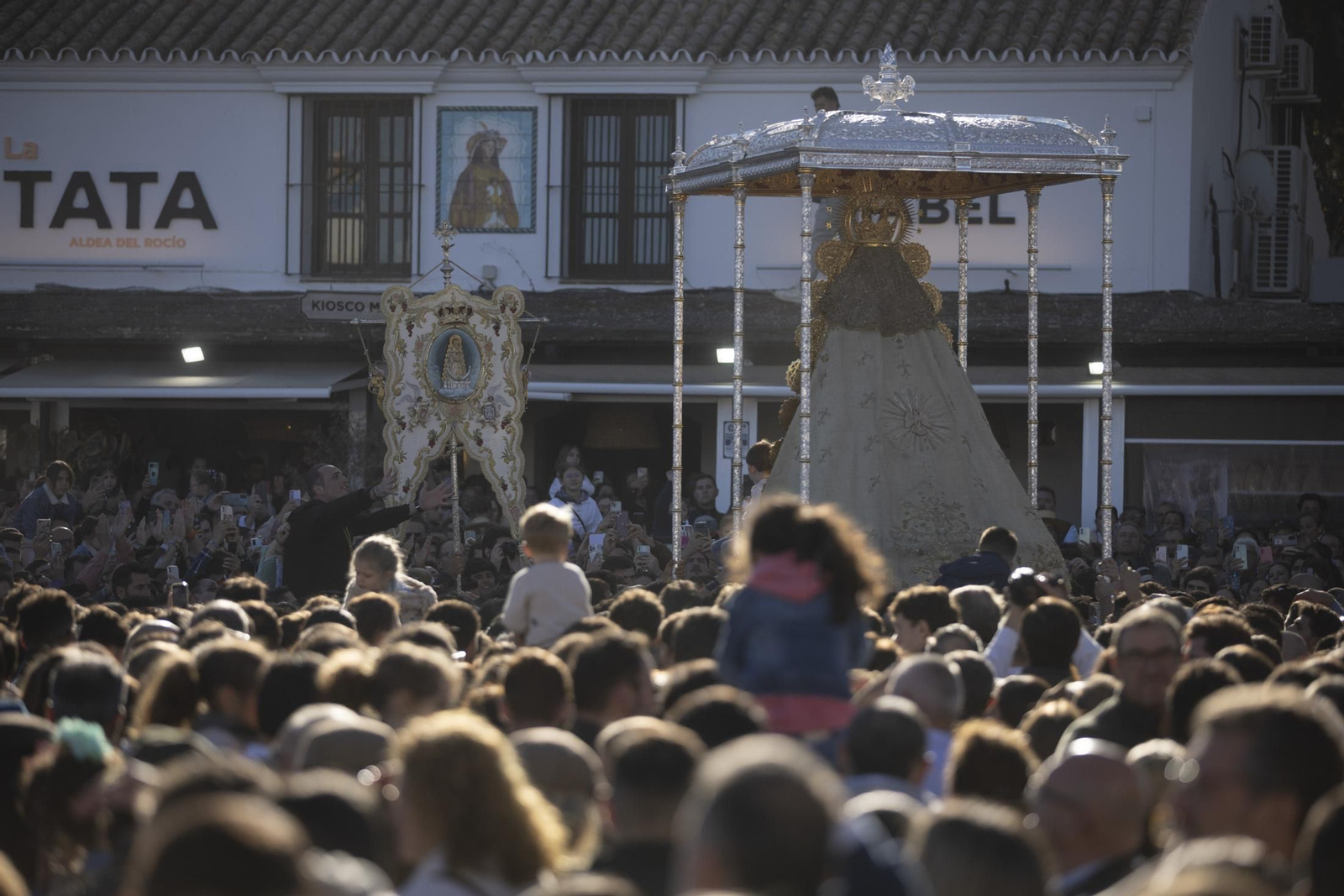 Las mejores imágenes de la procesión de la Virgen del Rocío en la aldea