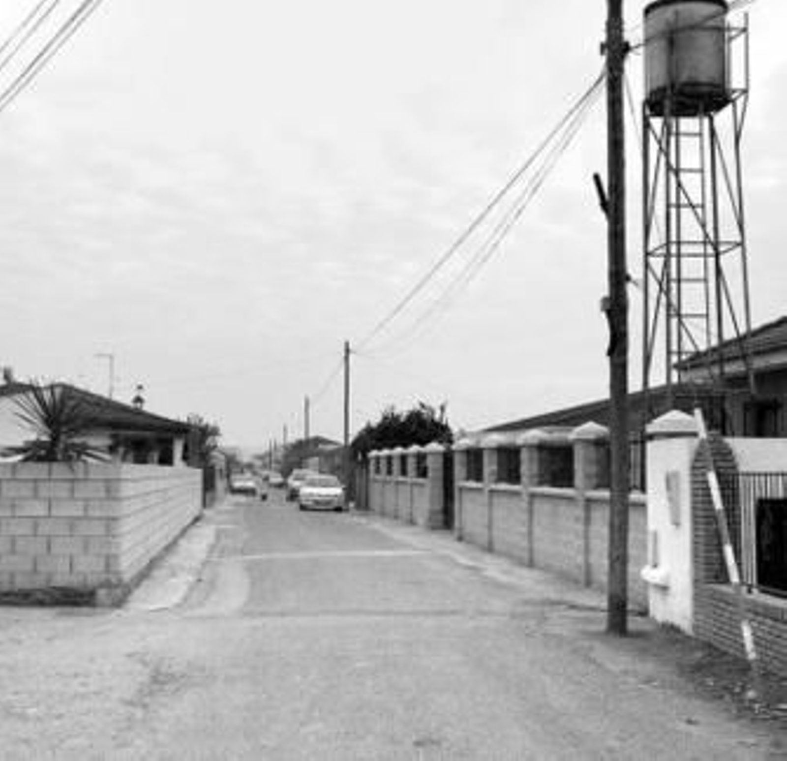 Entrada a la parcelación de las Cuevas de Altazar.