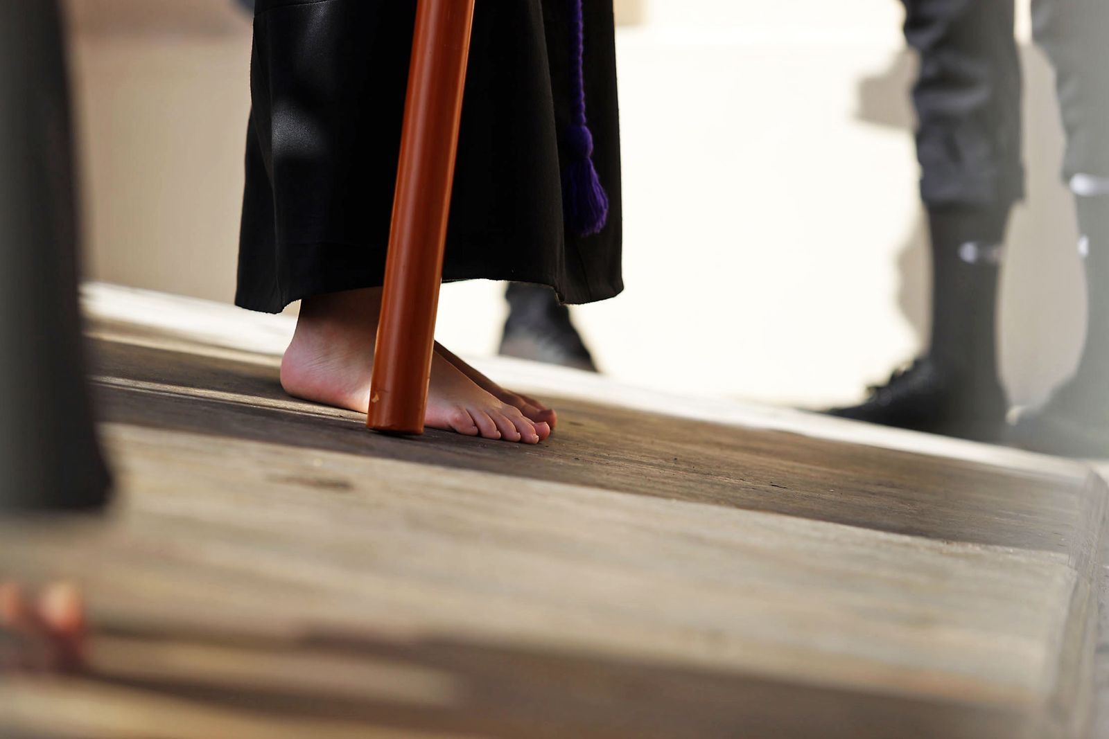 La Hermandad del Descendimiento en su recorrido por las calles de Huelva el Viernes Santo