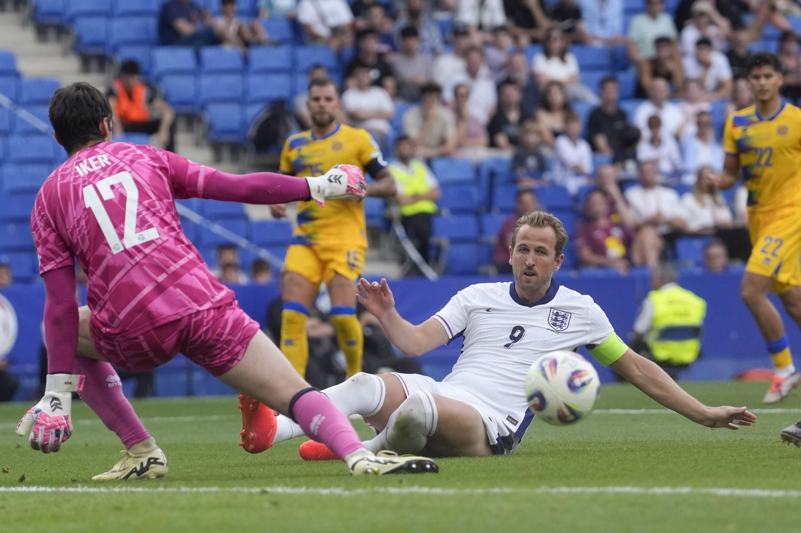 Iker Álvarez intenta parar un disparo de Kane en el partido entre Inglaterra y Andorra.