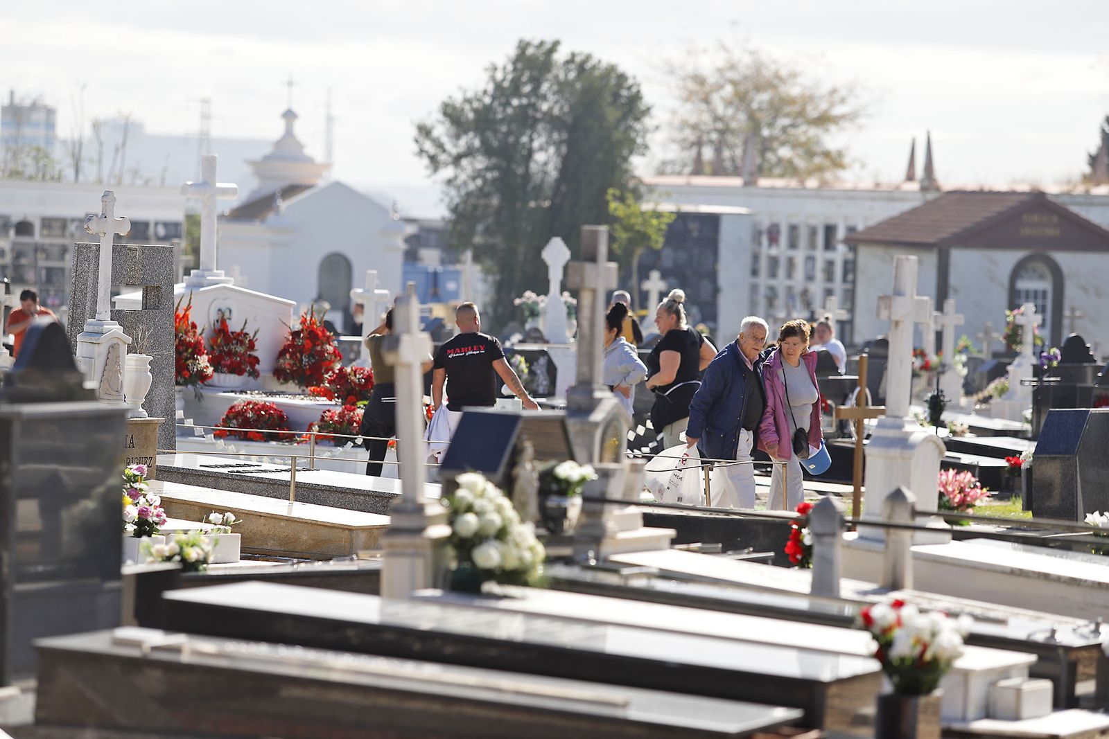 Imágenes del Día de Todos los Santos en el cementerio de la Soledad de Huelva