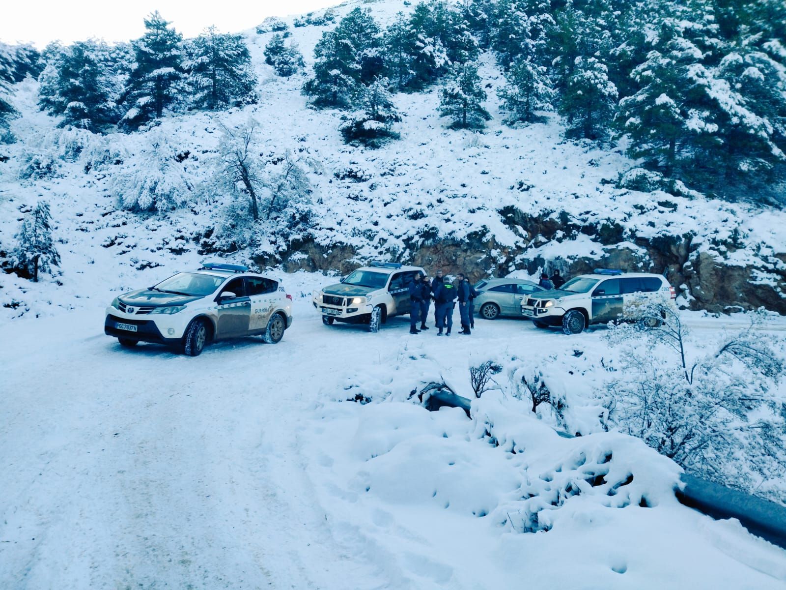 Rescate bajo cero en Almería: cuatro personas son evacuadas tras averiarse su coche en plena sierra