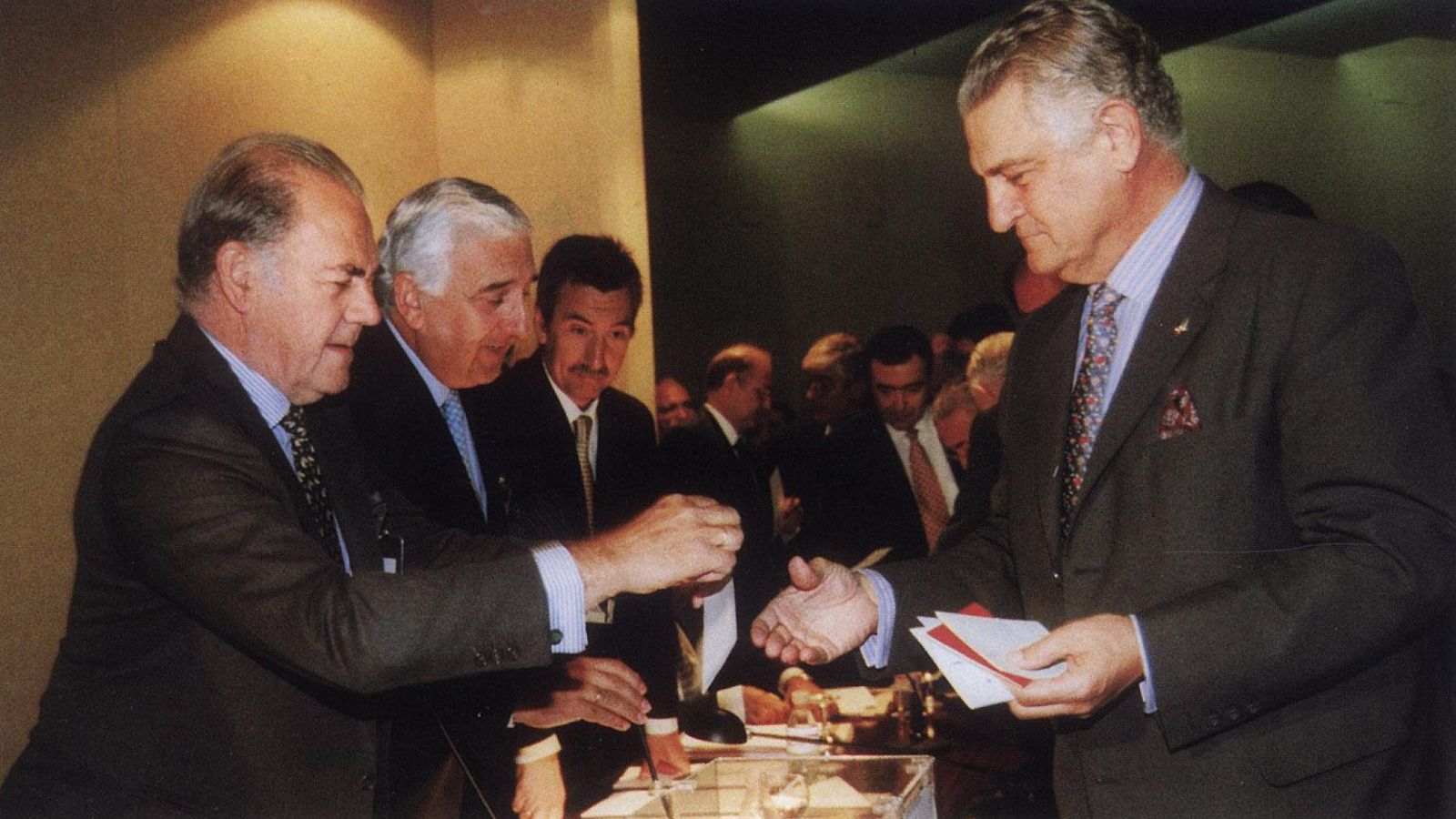 En la mesa electoral de la CEA recibiendo el voto del presidente, Álvarez Colunga, en el año 2000. En la mesa electoral de la CEA recibiendo el voto del presidente, Álvarez Colunga, en el año 2000.