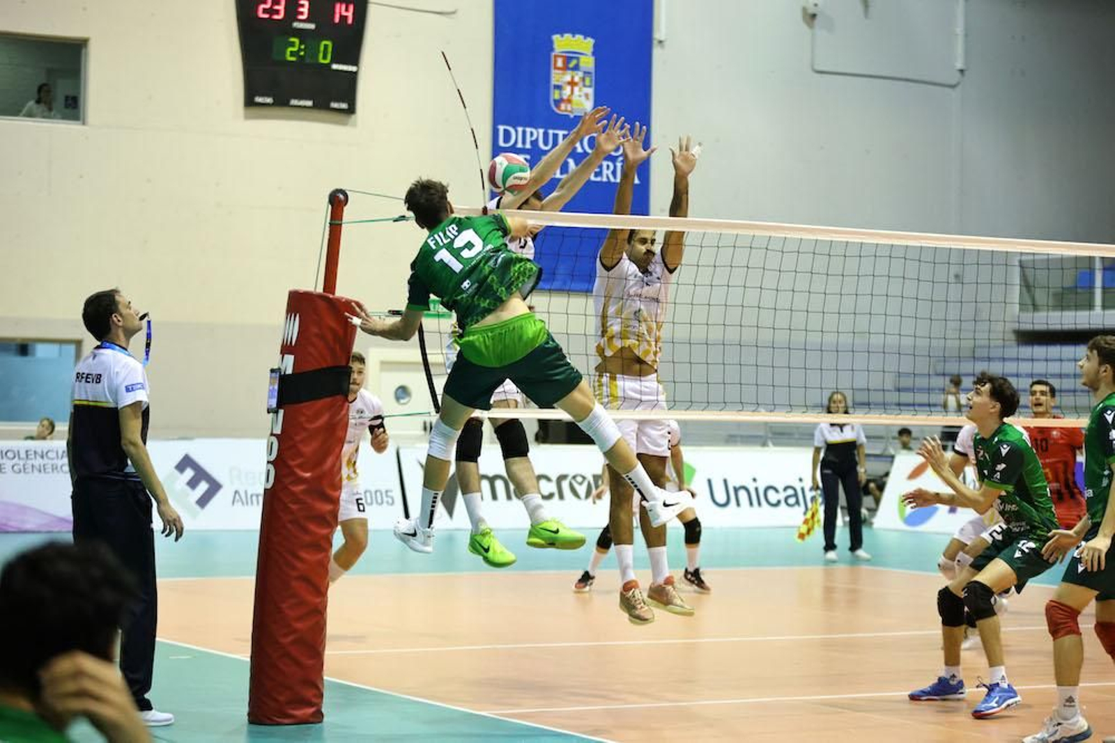 El ahorrador Filip realiza un remate durante una acción del encuentro disputado ante los canarios.