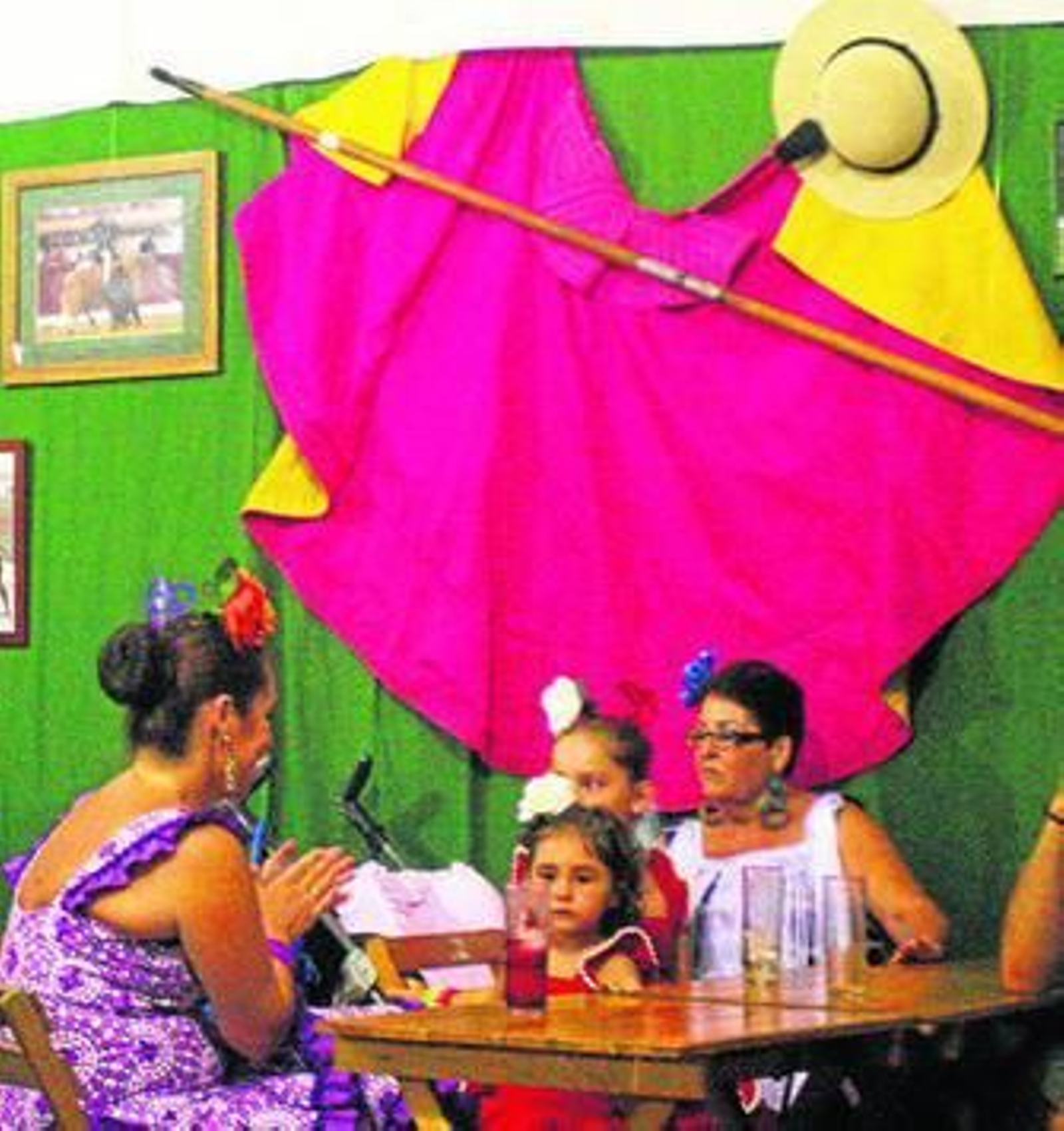 Mujeres y niñas vestidas de flamenca, la noche del jueves.