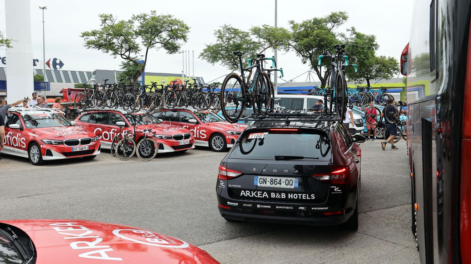 Así fue la salida de la Vuelta España desde Carrefour Sur en Jerez