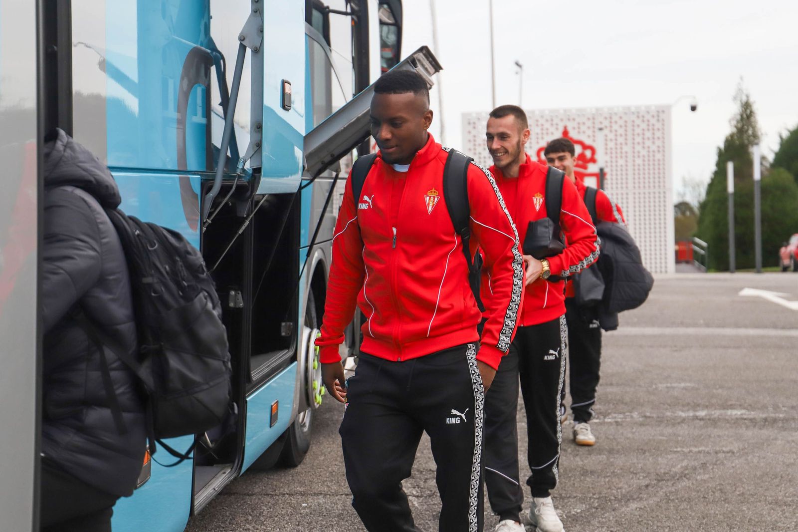Jugadores del Sporting inician el viaje a Cádiz.