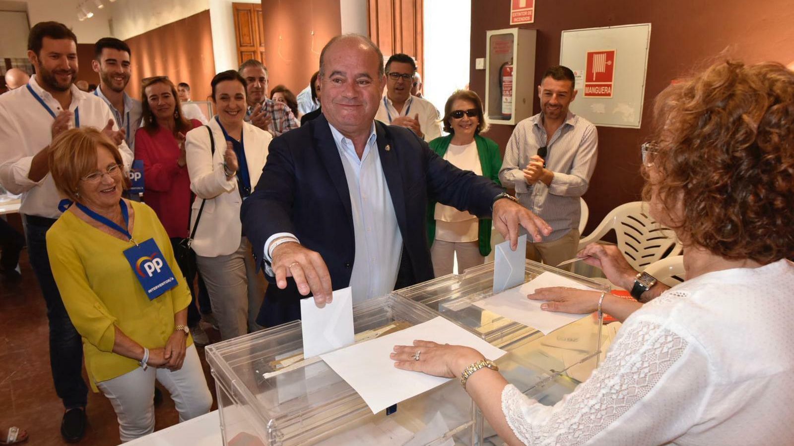 Manuel Barón, candidato del PP a la Alcaldía de Antequera, deposita su voto