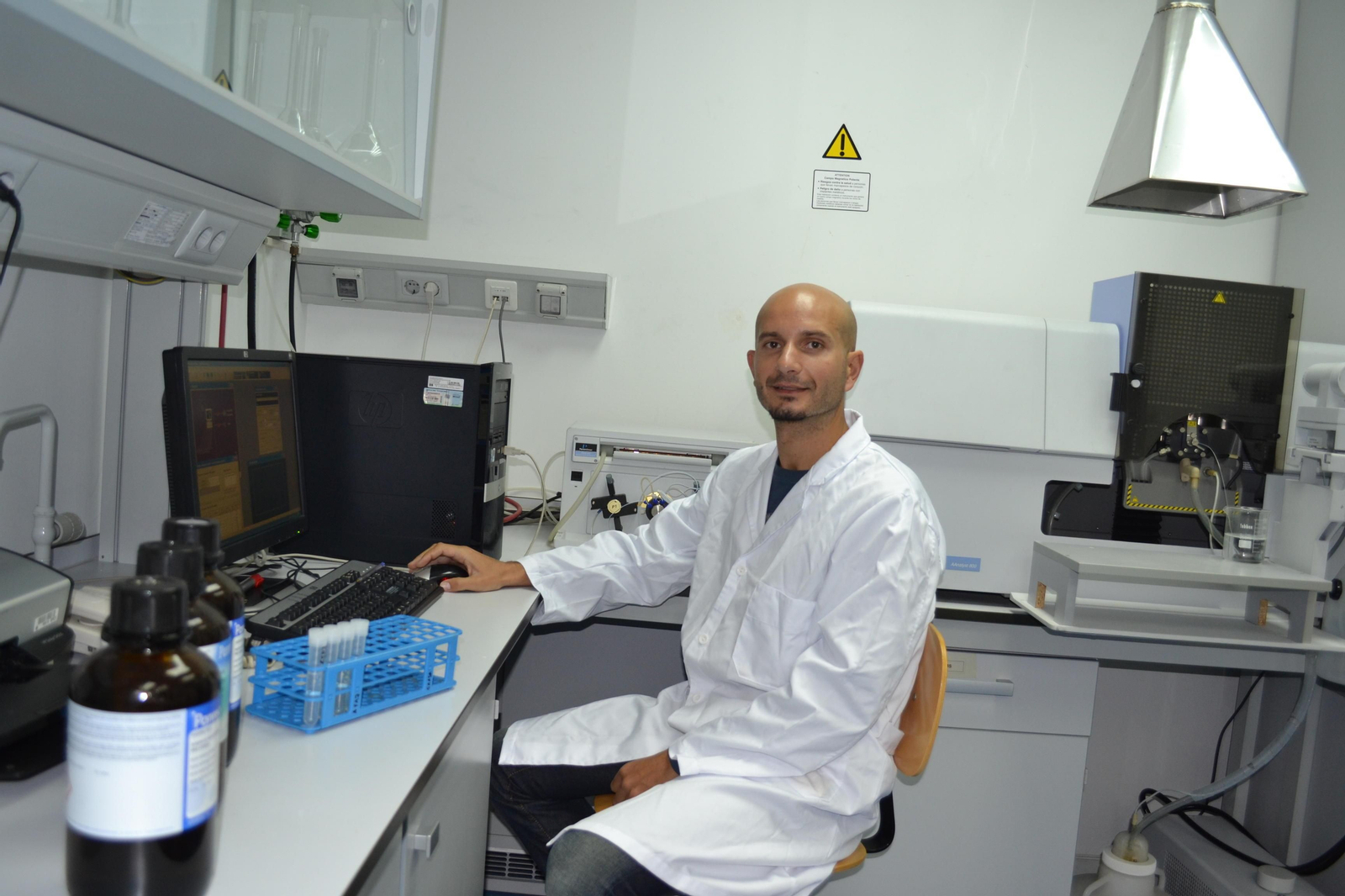 Raúl Zornoza -en la imagen, en su laboratorio- trabaja en colaboración con la Universidad de Córdoba.