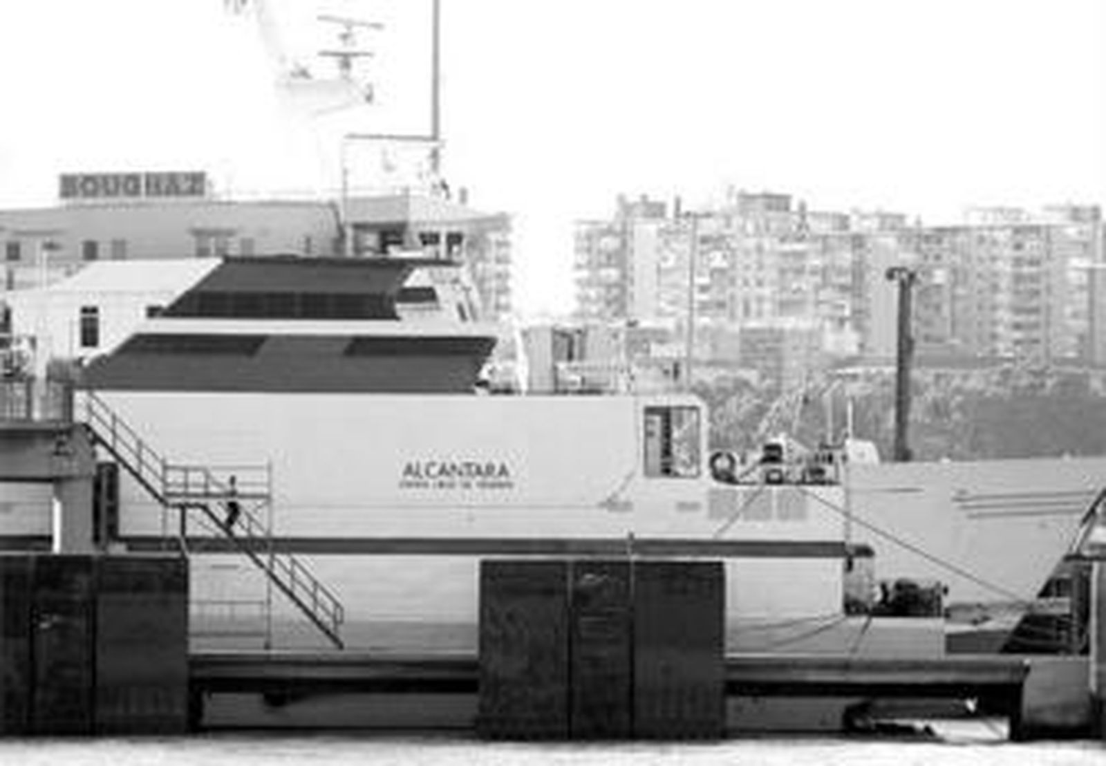 El buque 'Alcántara' atracado ayer en el puerto de Algeciras.