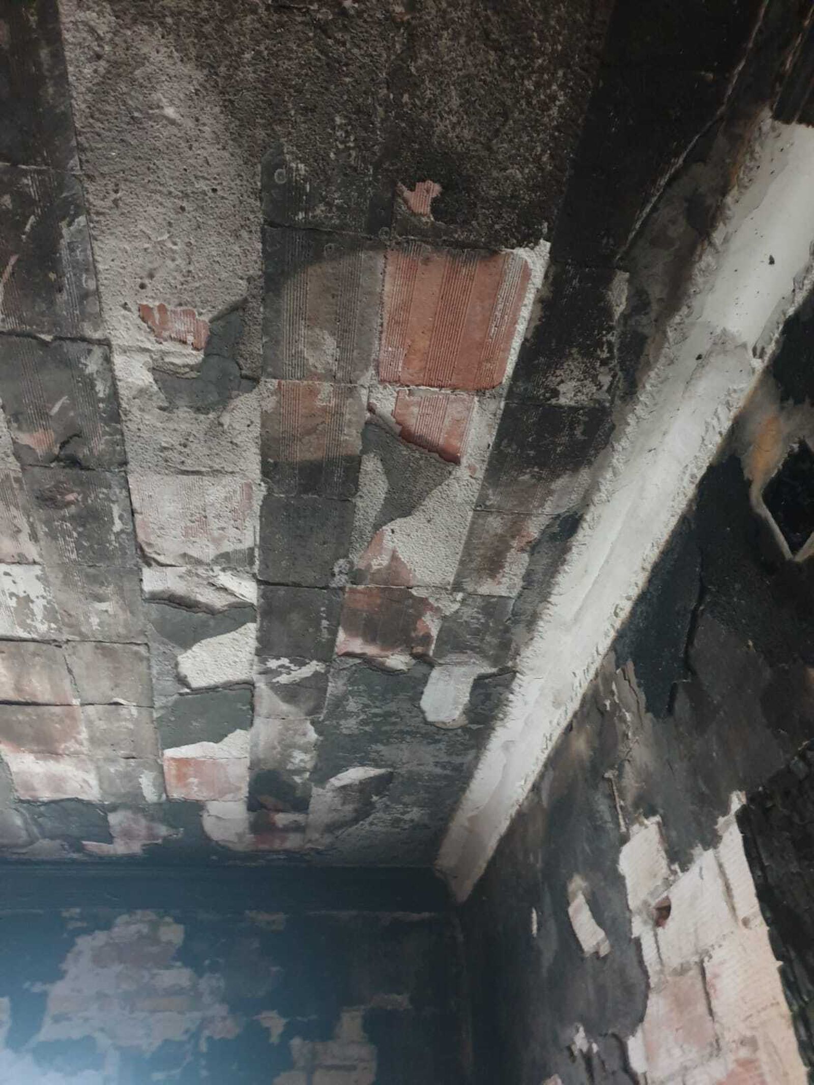 Estado en el que quedó el techo de la vivienda.