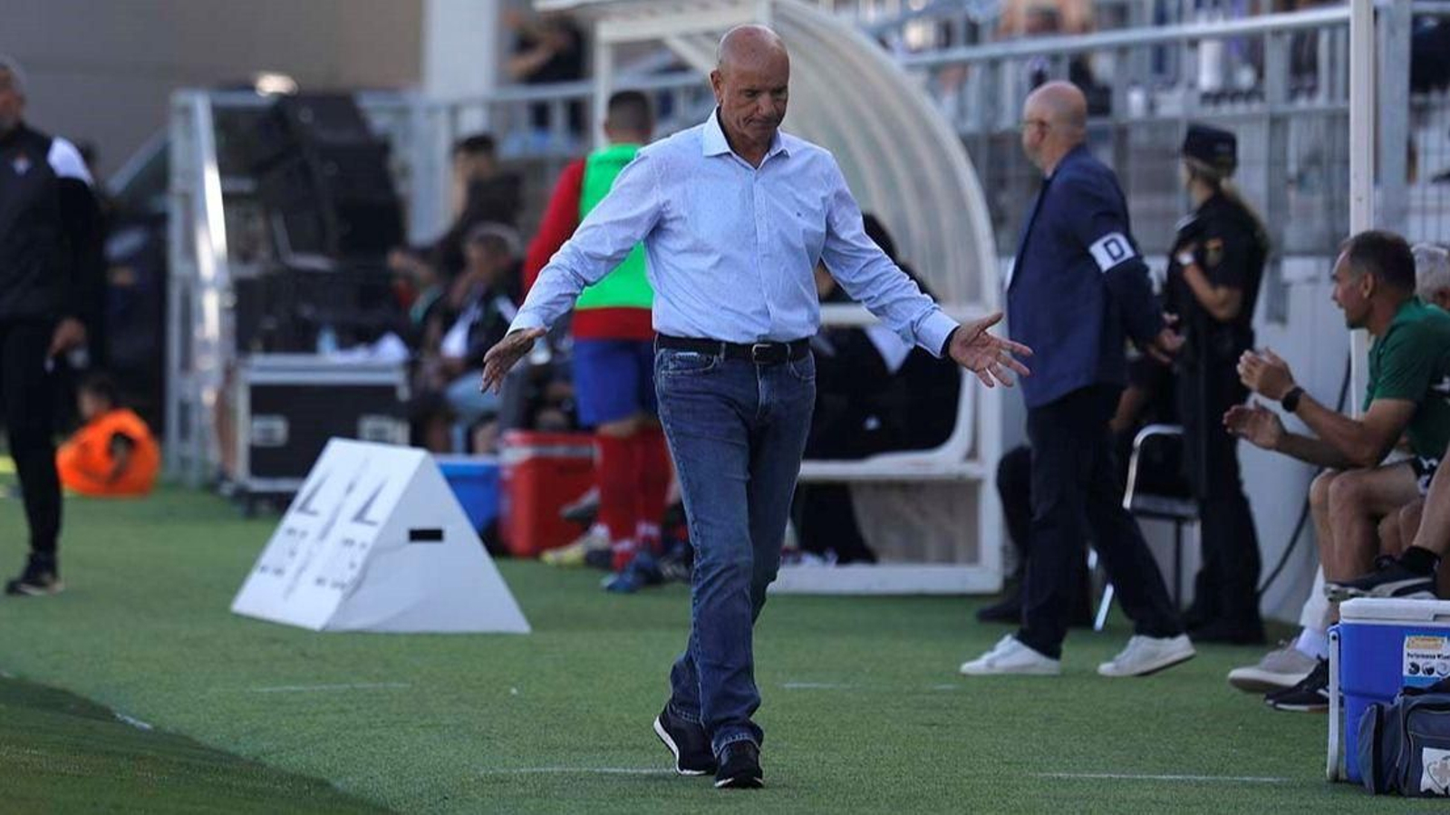 El entrenador, Miguel Rivera, durante el Balona-Don Benito El entrenador, Miguel Rivera, durante el Balona-Don Benito