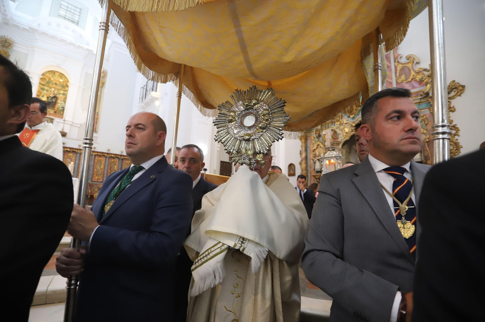Imágenes del Corpus Christi recorriendo las calles de Huelva