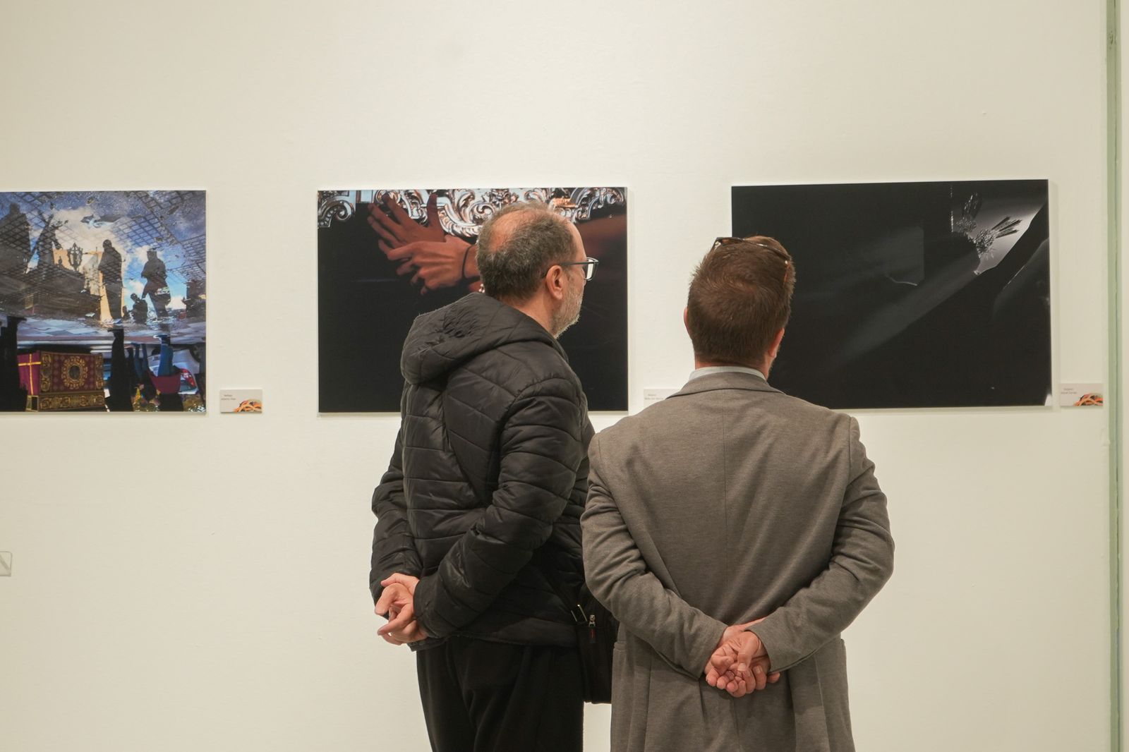 Imágenes de la inauguración de exposición fotográfica 'Luz de Cuaresma', en la Sala El Comercial de la Fundación Cajasol