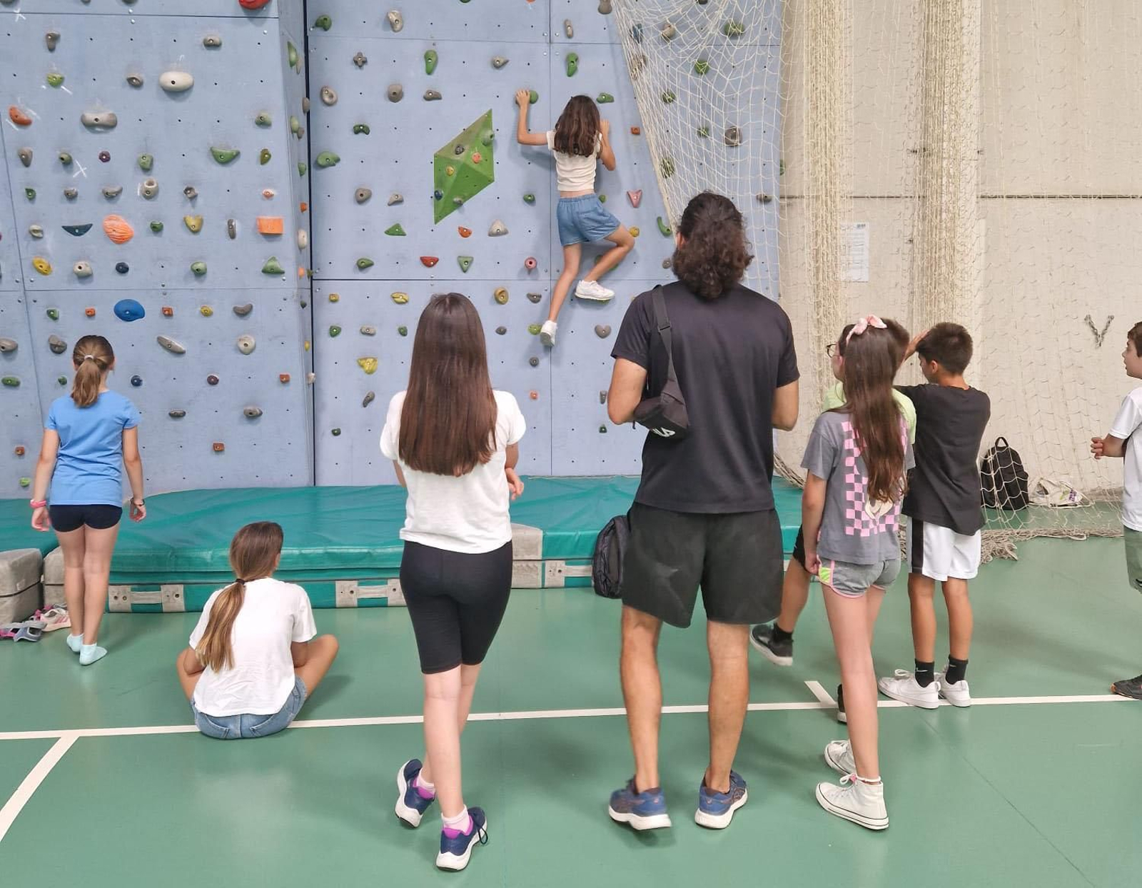 Escalada en rocódromo, excursiones y juegos de habilidad son algunas de las actividades
