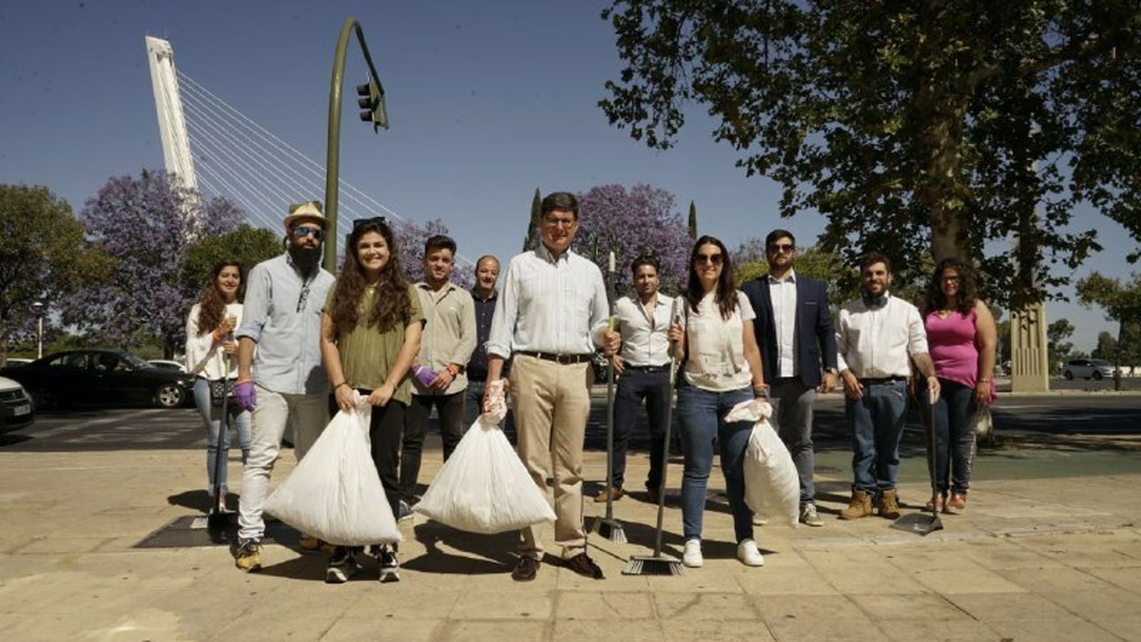 El equipo de campaña de Pimentel, recogiendo basura.