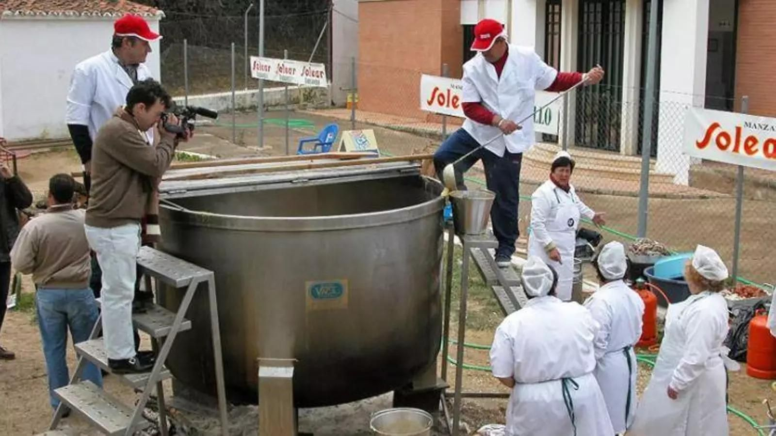 Olla en la que se prepara el mayor cocido del mundo en Jabugo.