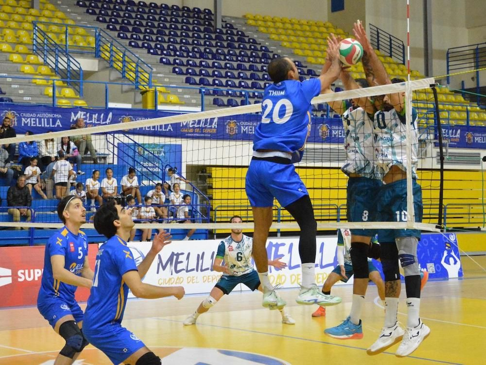 Los ahorradores ponen un bloqueo ante el remate de Thim durante su encuentro frente a los melillenses.