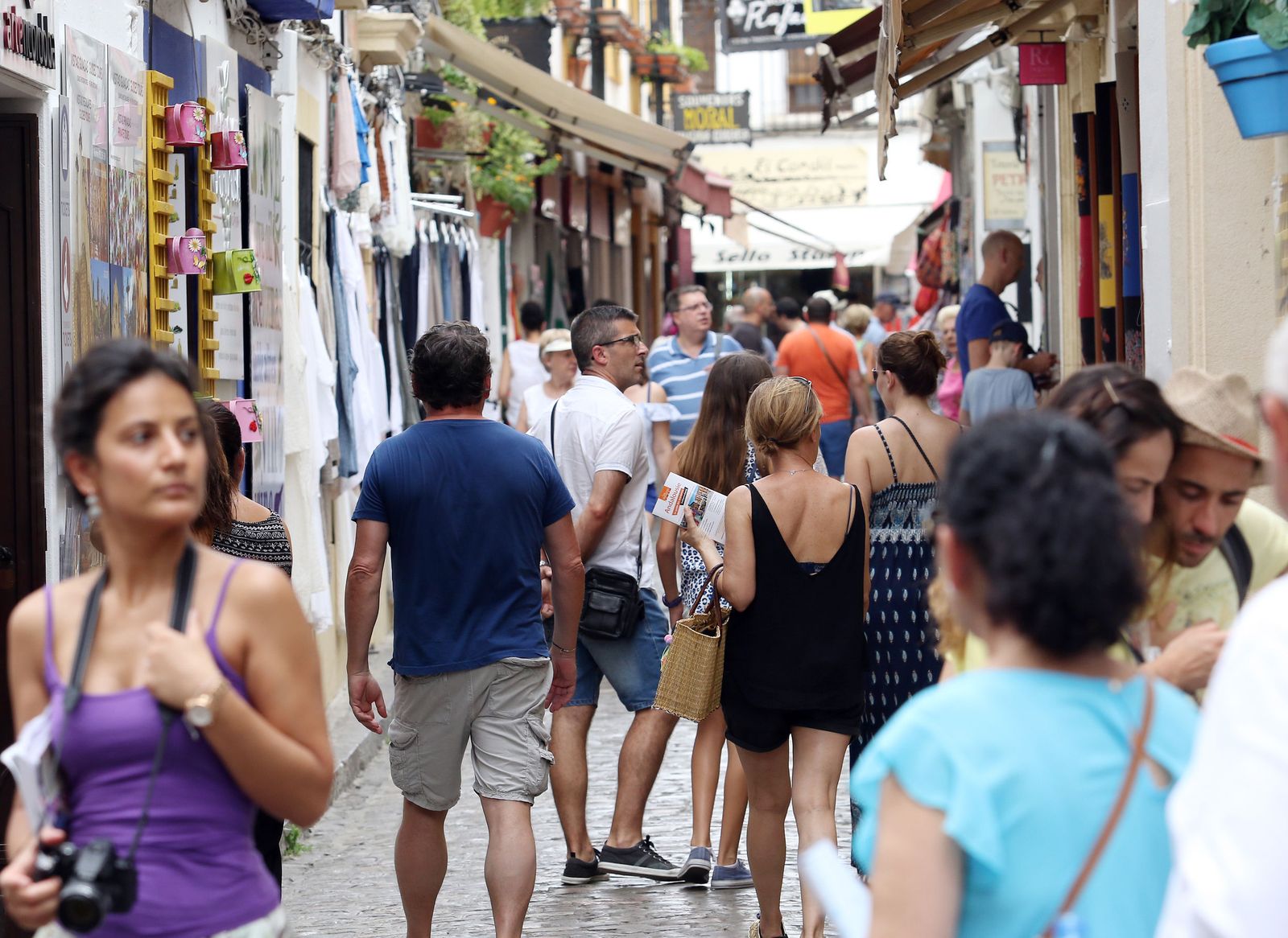 Los turistas pasean por la calle Deanes.