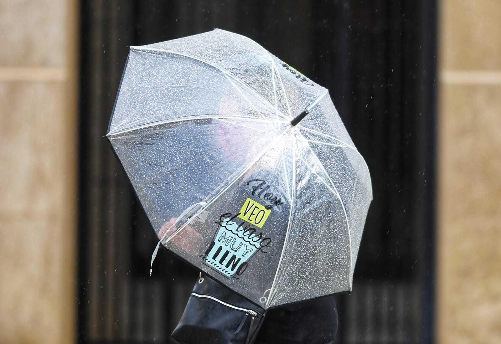 Una persona se protege de la lluvia con un paraguas en Málaga.