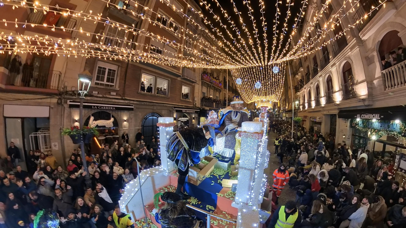 Gaspar reparte caramelos en Jaén.
