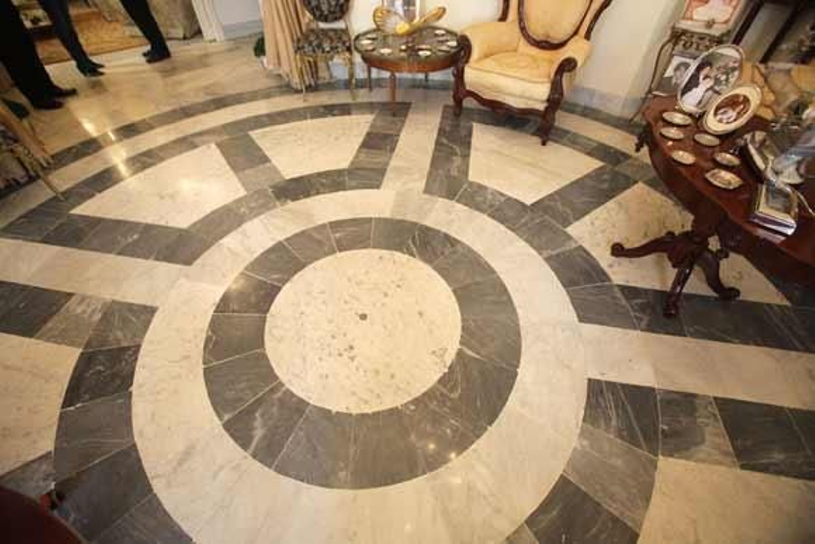 El inmueble, situado en la esquina de las calles Novena y Barrié, esobra del arquitecto Fernando Ortiz Vierna y fue construido en la segunda mitad del siglo XIX. Actualmente alberga  cuatro viviendas y un hermoso patio 

Foto: Jesus Marin