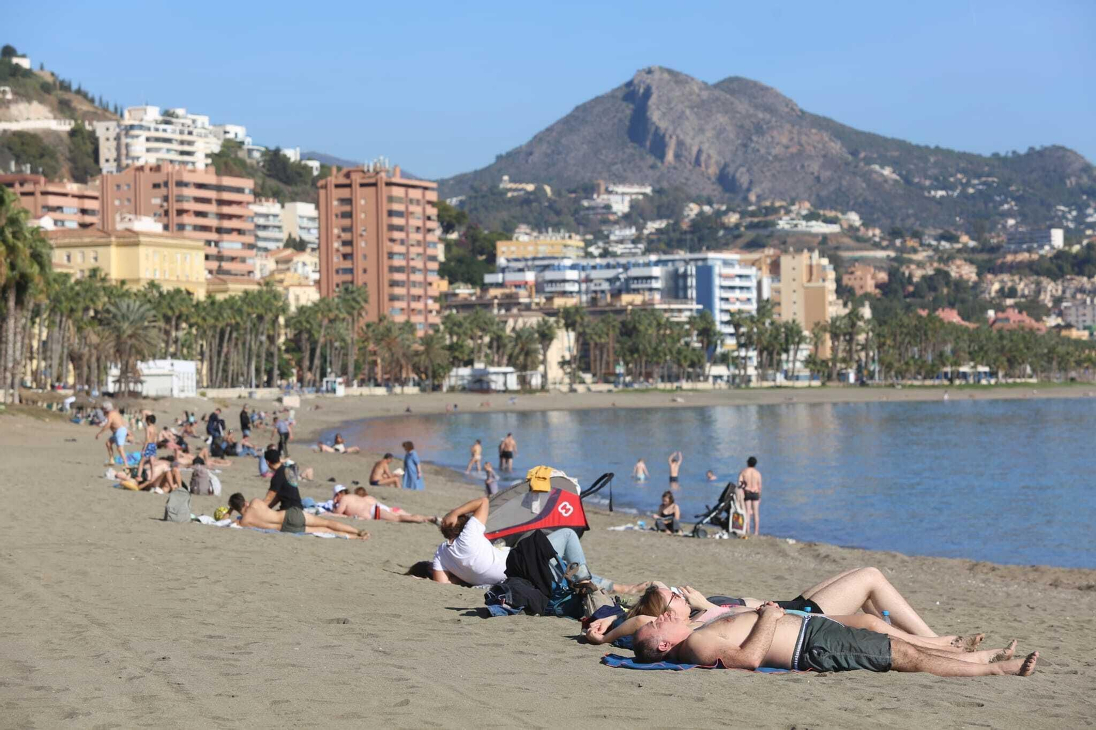 Bañistas en la playa de la Malagueta este viernes 23 de diciembre. Bañistas en la playa de la Malagueta este viernes 23 de diciembre.