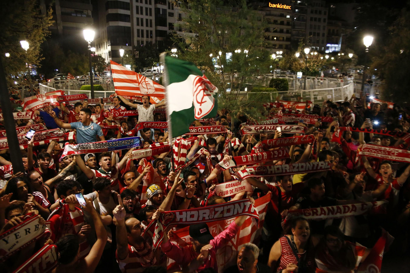 Las mejores imágenes de cómo Granada celebró el ascenso en la Fuente de las Batallas