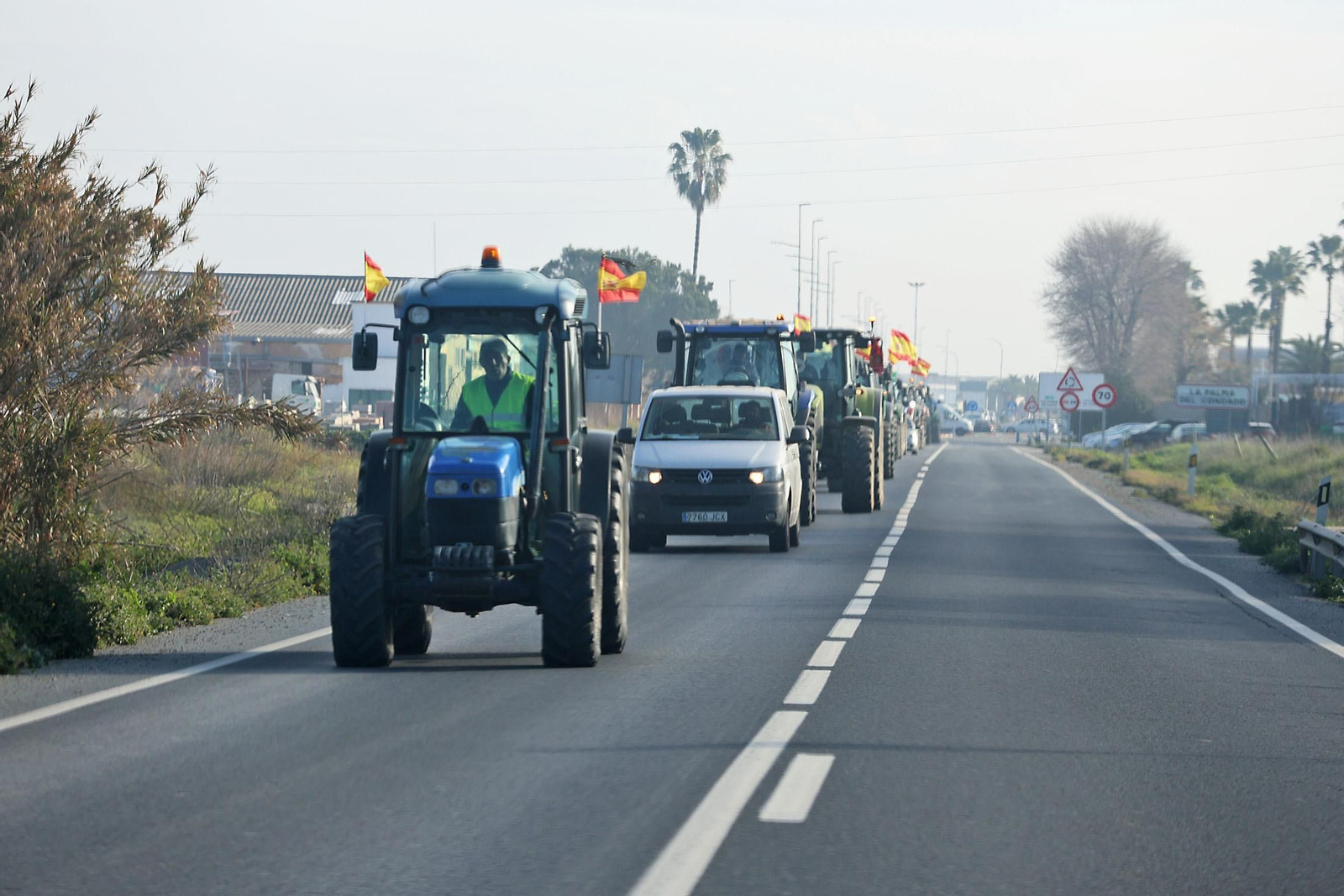 Las imágenes de la tractorada de los agricultores de Huelva este martes