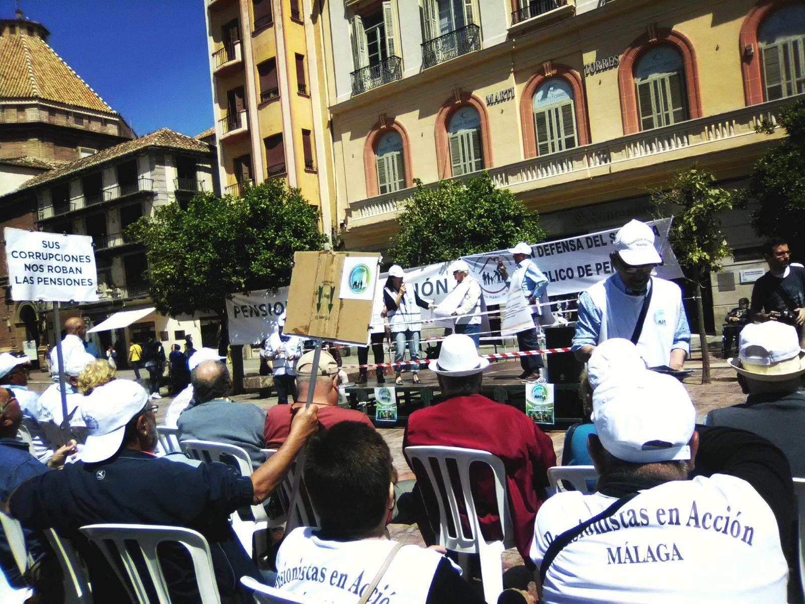 Concentración de pensionistas en la plaza de la Constitución, ayer.