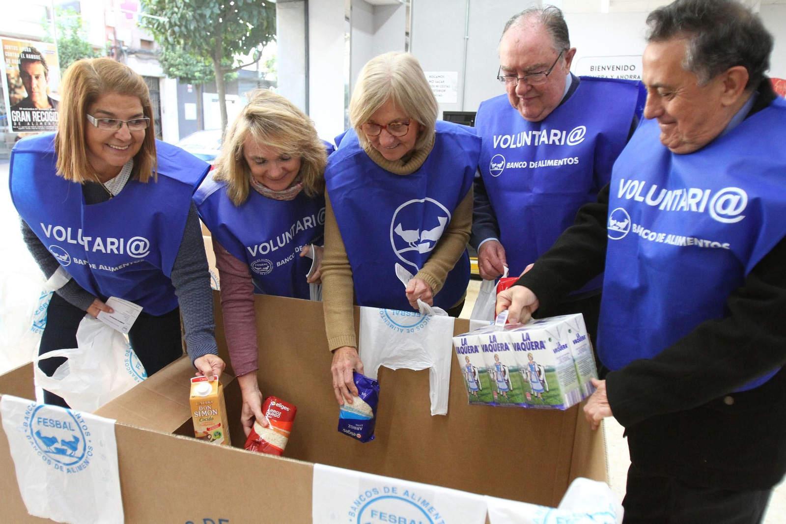 Voluntarios del Banco de Alimento en un supermercado.