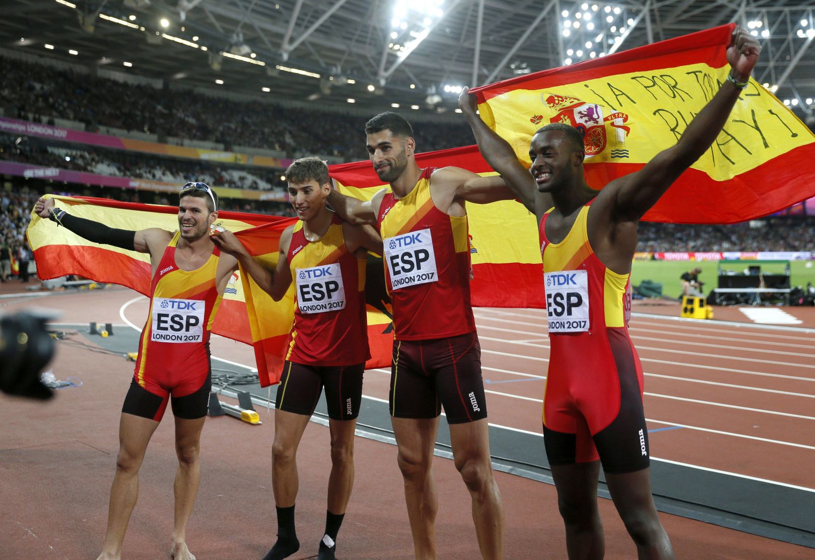El equipo español de 4x400 celebró su quinto puesto.