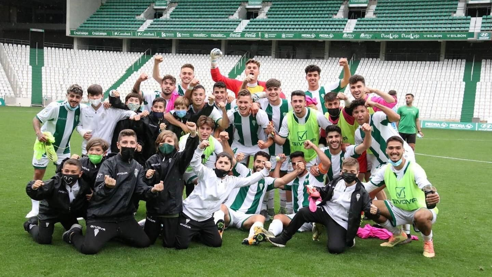 La plantilla del filial del Córdoba celebra la victoria ante el CD Rota.