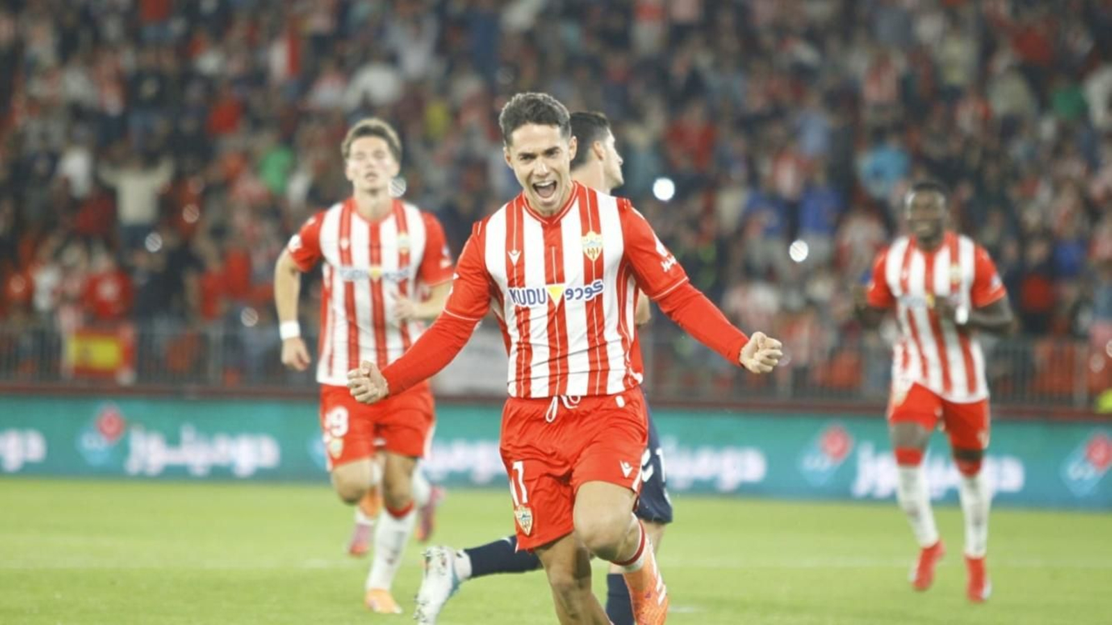 El talentoso mediapunta festeja con rabia el gol inicial del cuadro almeriense.