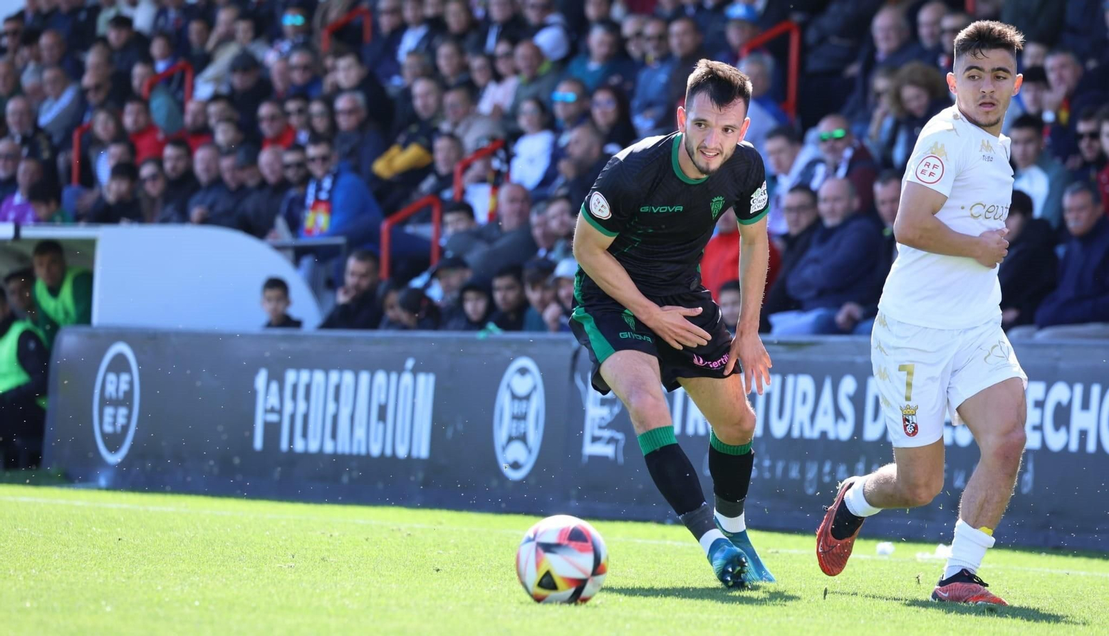Adrián Lapeña presiona a Aisar, en un momento del Ceuta - Córdoba CF.