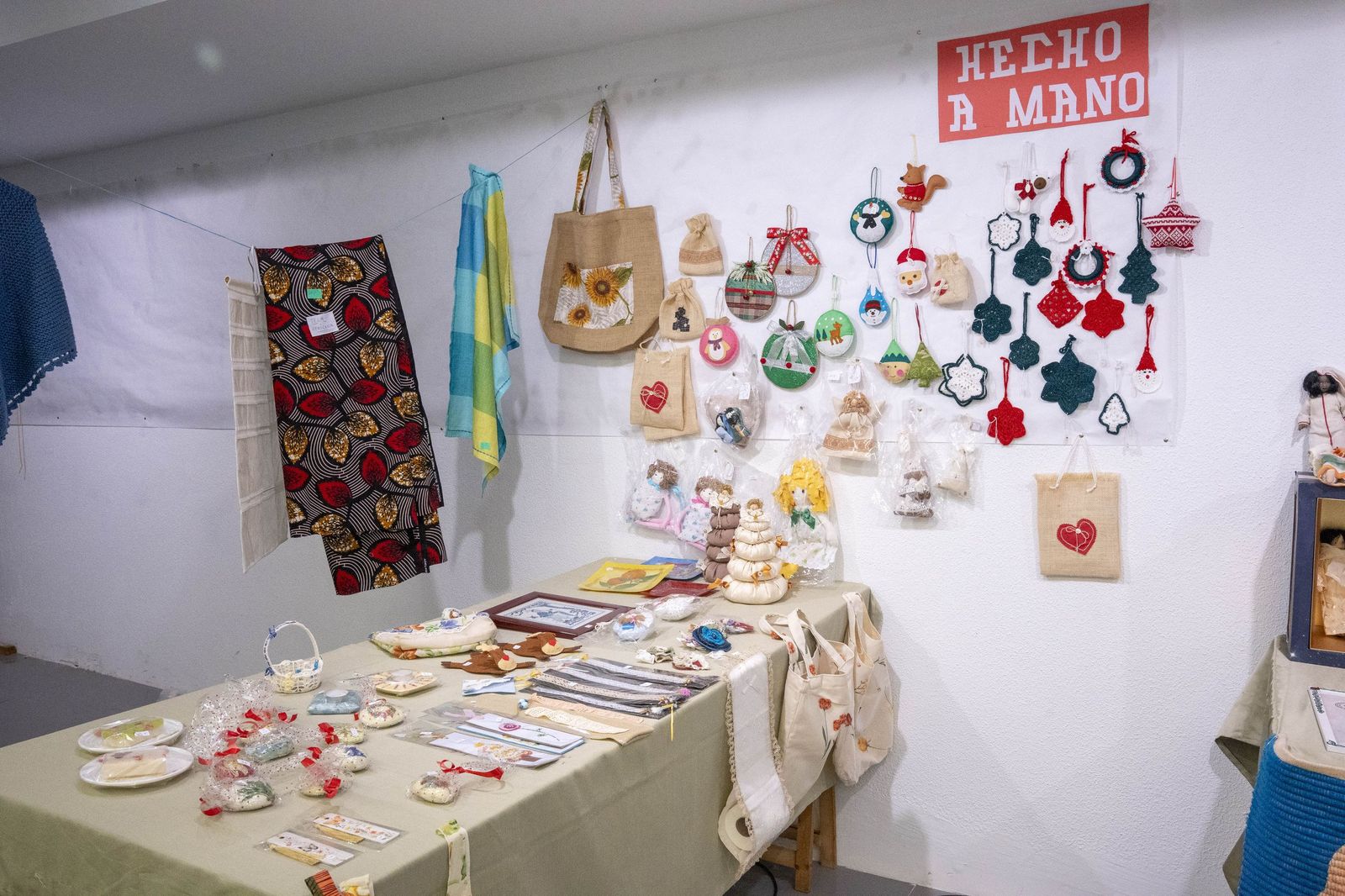 Un mercadillo que late por los demás: la solidaridad toma el Paseo de Almería