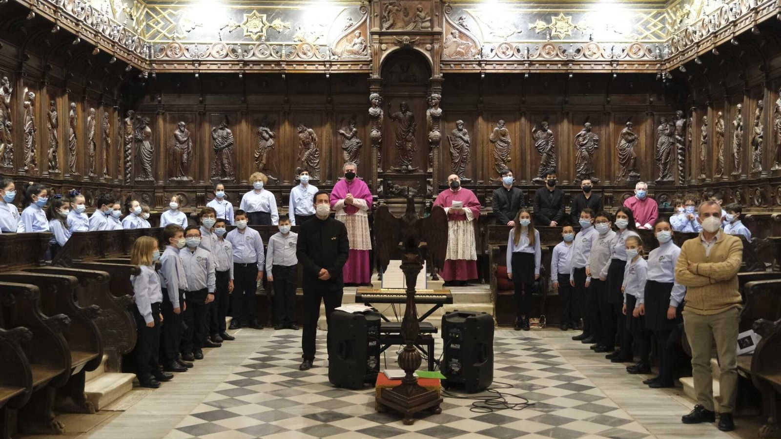 El Coro Pedro de Mena de Adra cantó la Misa.