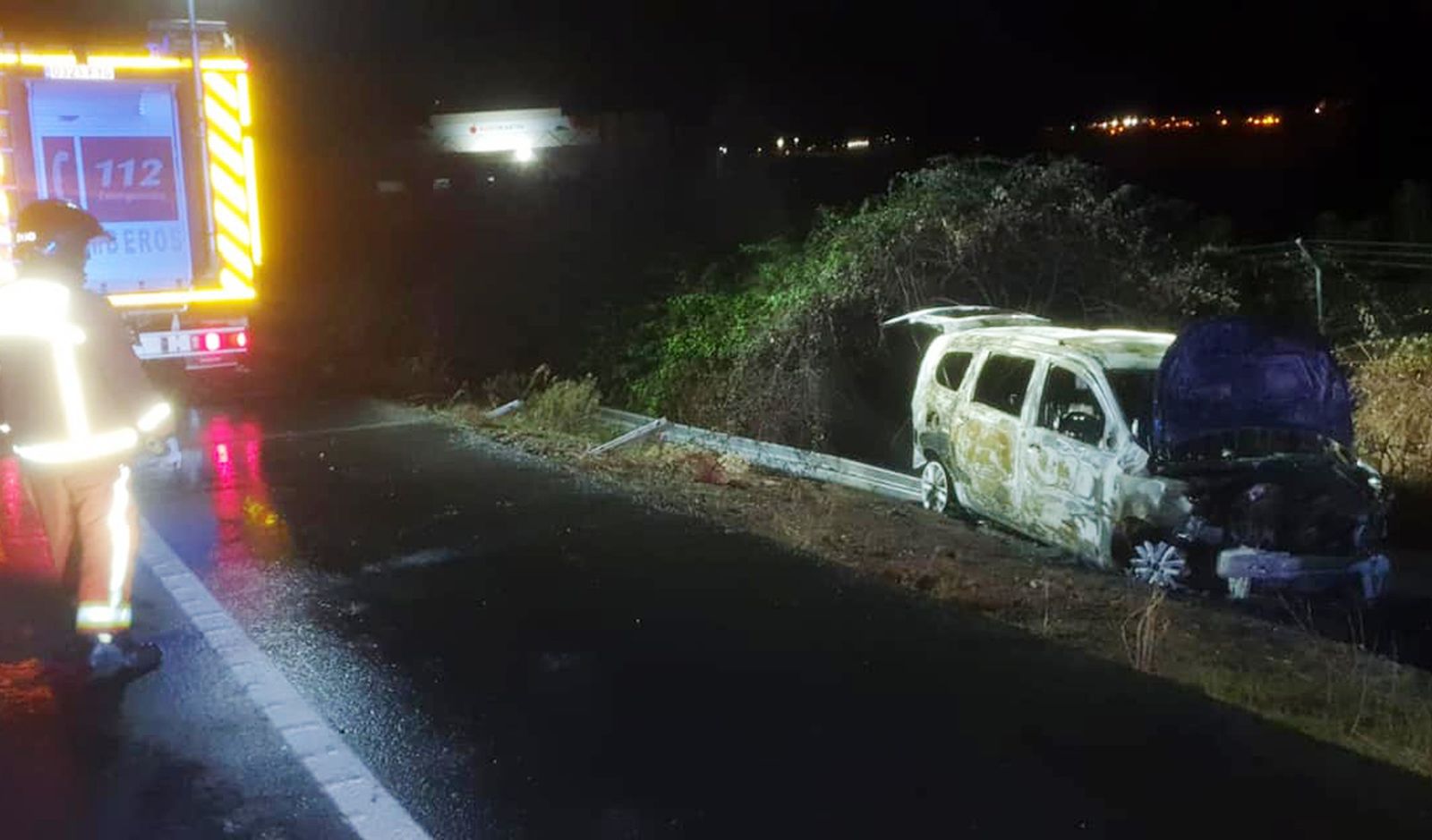Efectivos de Bomberos junto al vehículo siniestrado en Lepe
