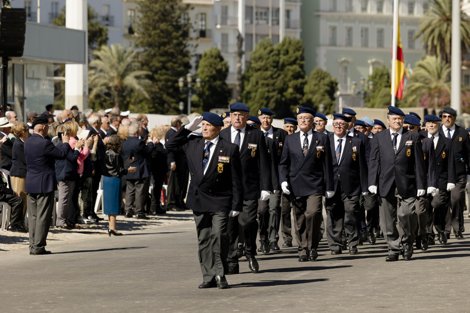 Las imágenes del día del veterano de las Fuerzas Armadas y Guardia Civil en Cádiz.