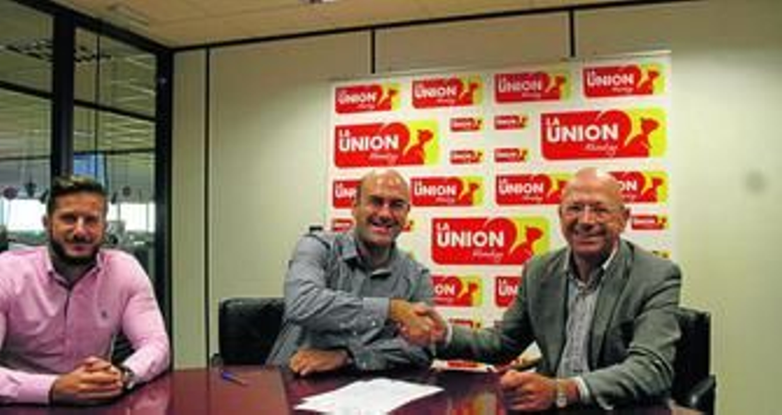 El convenio ha sido firmado por el presidente de Cruz Roja Española en El Ejido, Andrés Pérez, y el director general de Alhóndiga La Unión, Jesús Barranco.