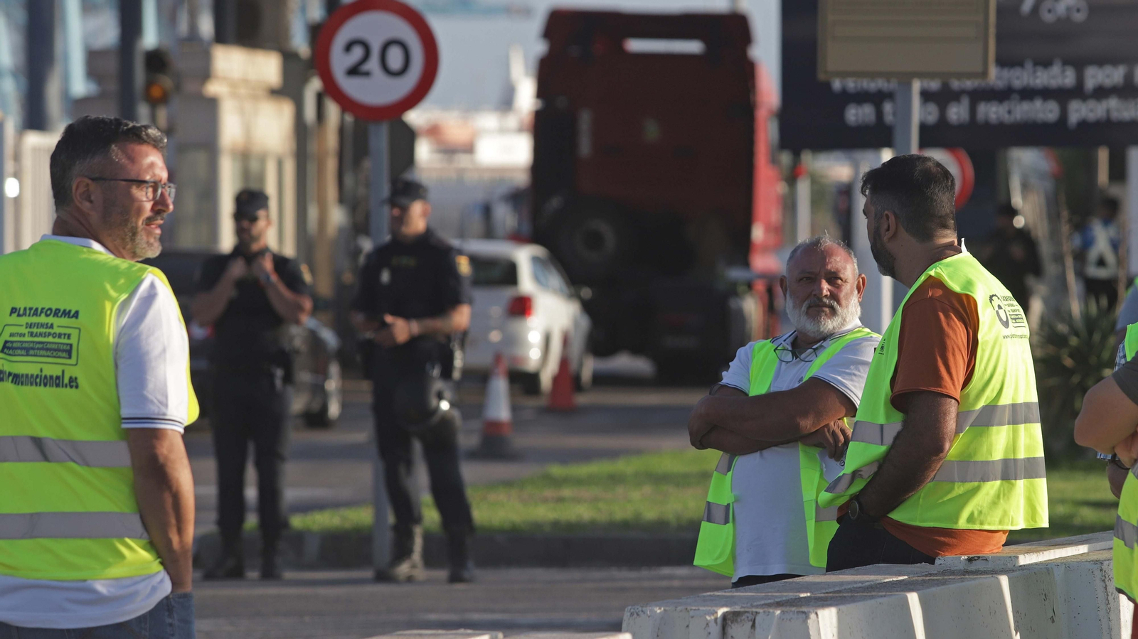 Fotos del paro de camioneros en el puerto de Algeciras