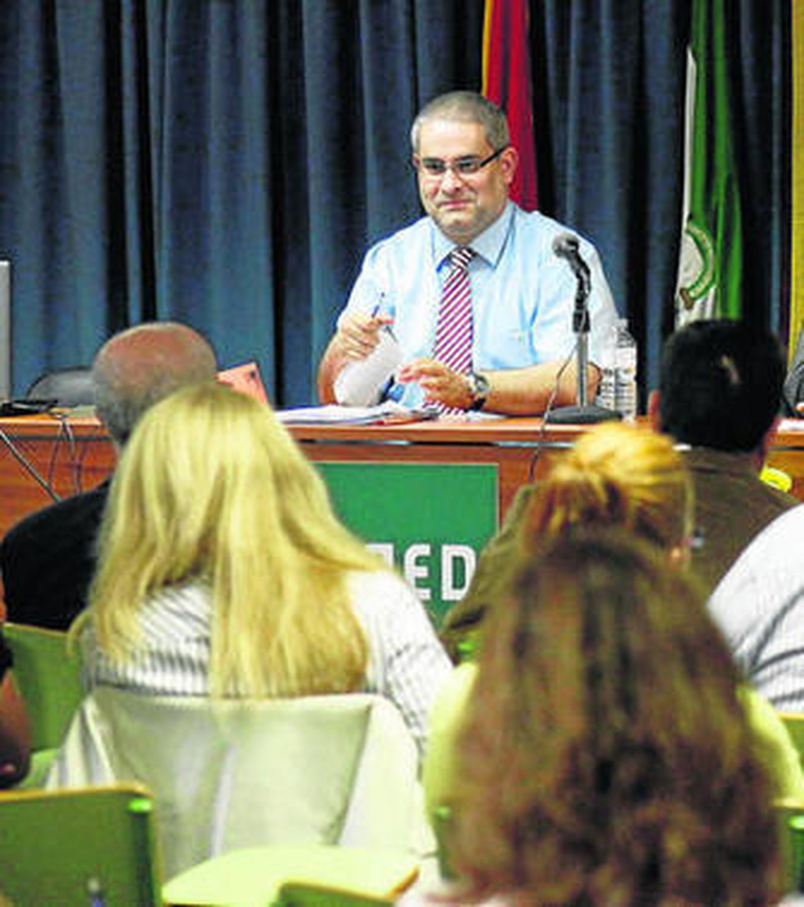 Un instante de la conferencia de ayer de Juan Cisneros.