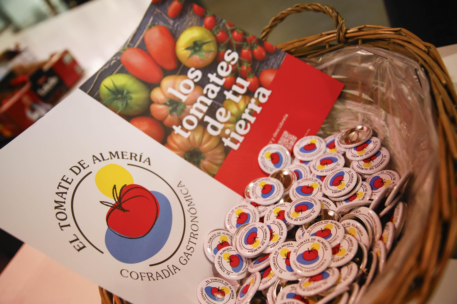 El tomate en el corazón de la cocina: Los martes gastronómicos en el mercado central de Almería, en imágenes