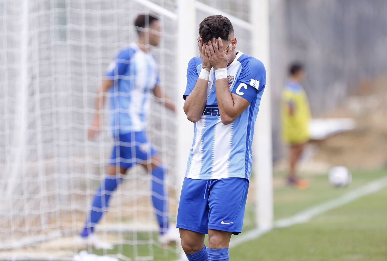 Alberto López, capitán del Atlético Malagueño, se lamenta de una ocasión fallida ante el Talavera de la Reina.
