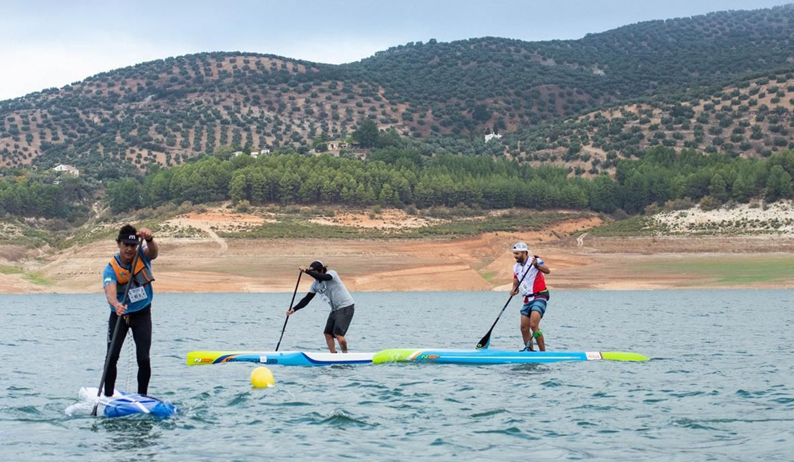 Práctica de paddle surf en el lago de Iznájar. Práctica de paddle surf en el lago de Iznájar.