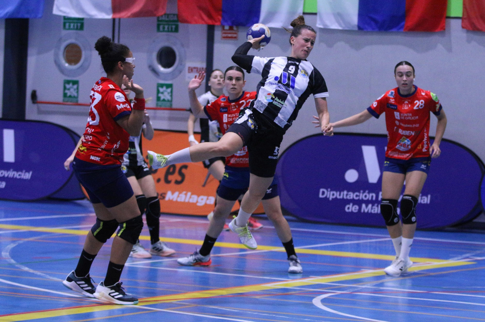 Silvia Arderius lanza a portería.