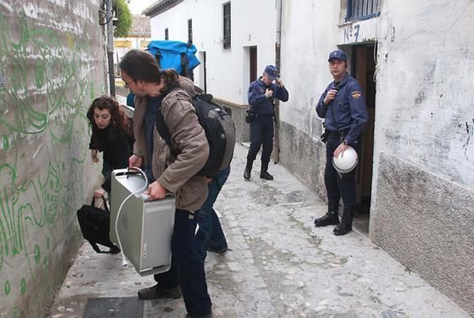Seis ocupas son desalojados de la Casa del Aire, en el nº 7 de la calle Zenete del barrio granadino del Albaicín.

Foto: Pepe Torres